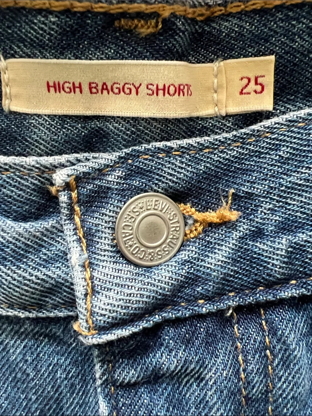 Levi's Women's High Rise Baggy Jean Denim Shorts in Medium Wash Size 25